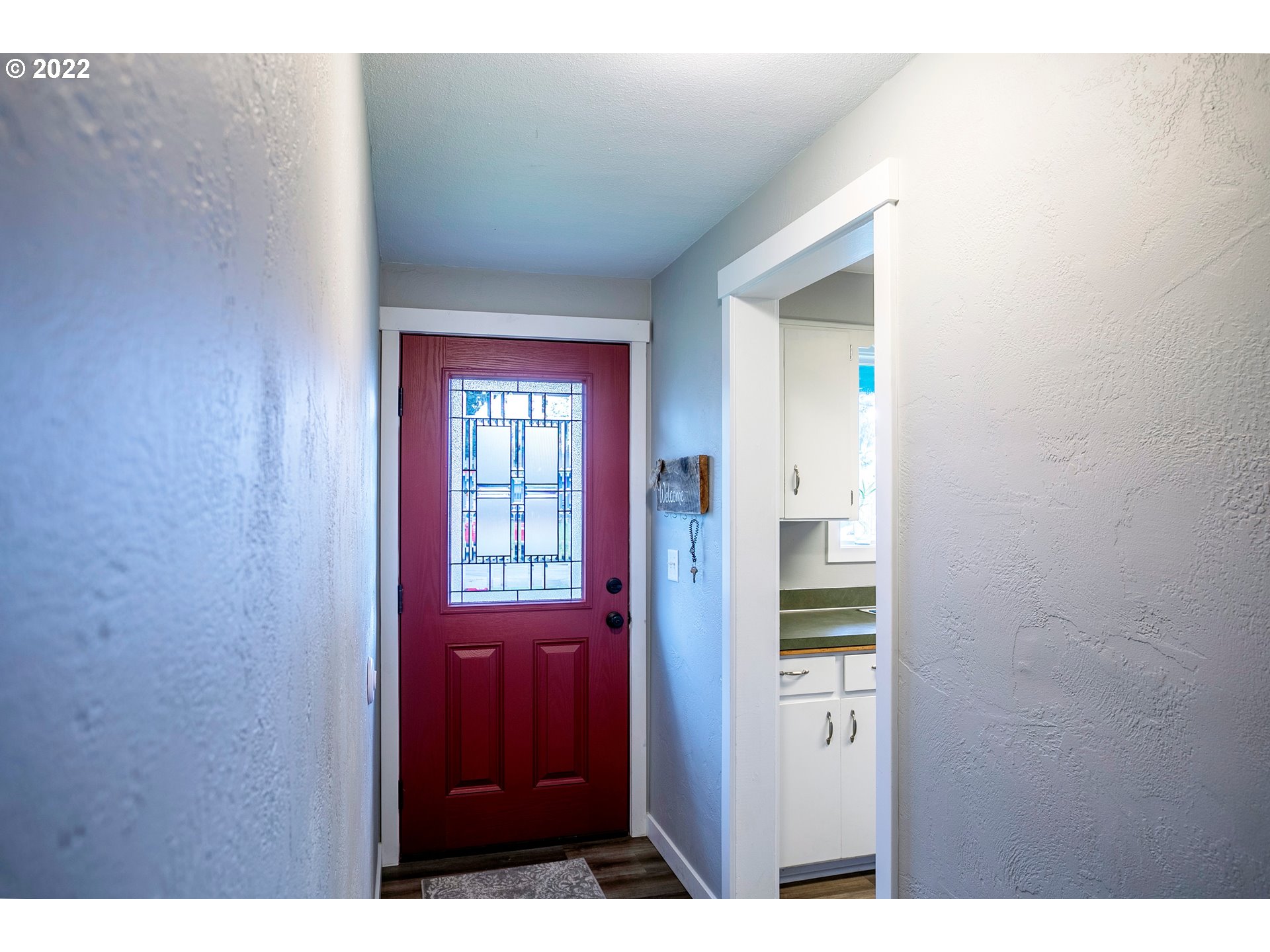 450 South 39th Place Springfield, OR 97478 - Photo 4 of 28 a view of an entryway with a window