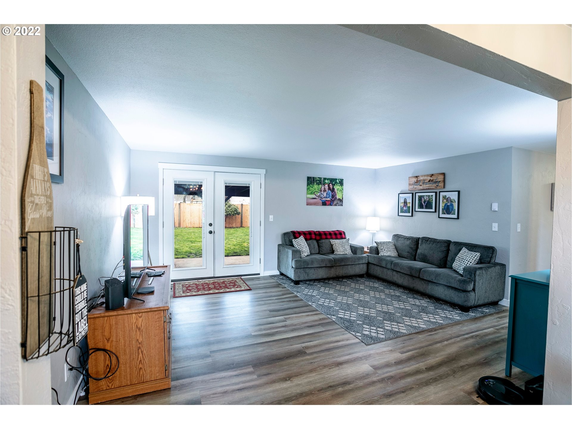 450 South 39th Place Springfield, OR 97478 - Photo 6 of 28 a living room with furniture and a wooden floor