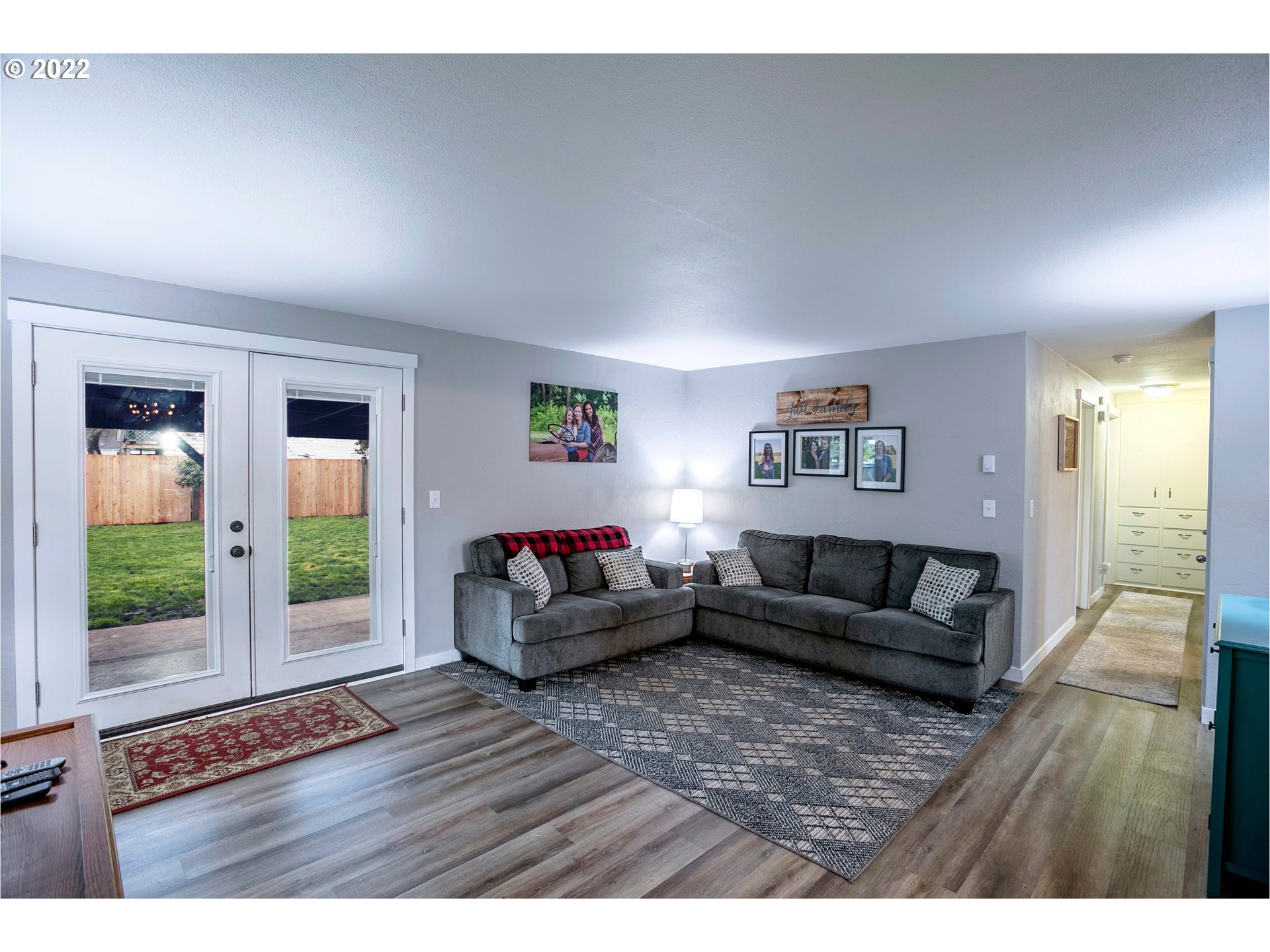 450 South 39th Place Springfield, OR 97478 - Photo 7 of 28 a living room with furniture and a window