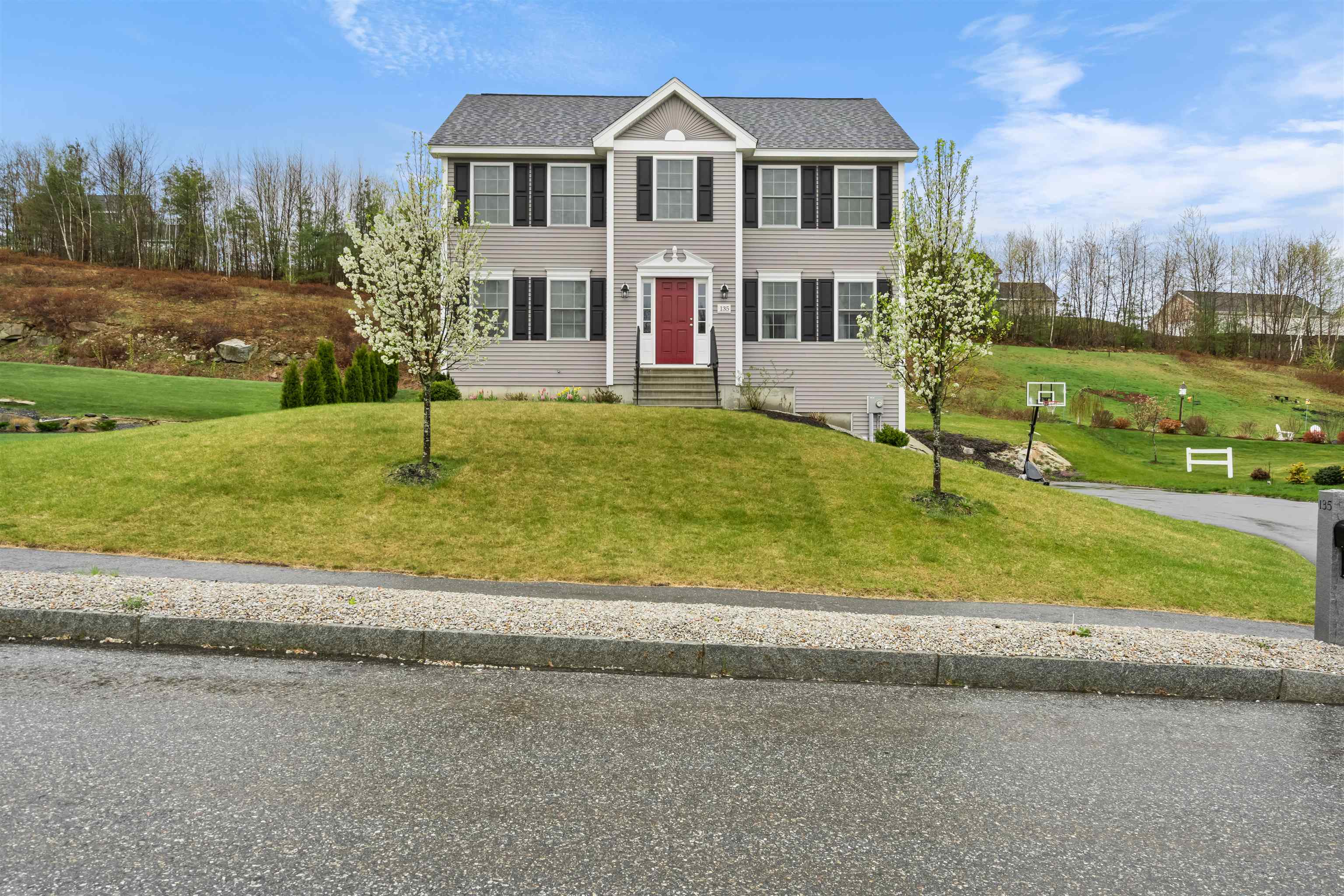135 University Circle Hooksett, NH 03106 - Photo 1 of 39