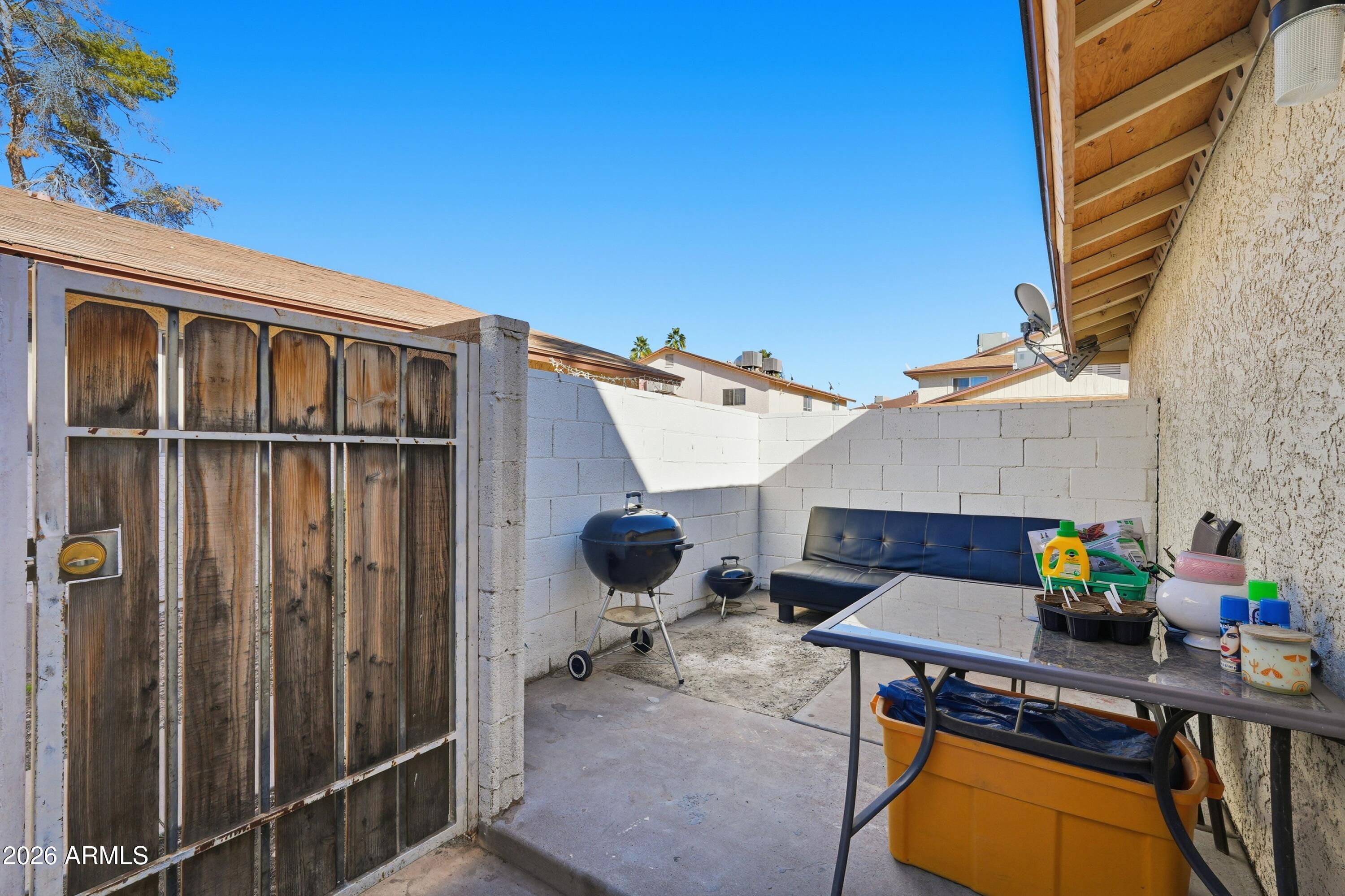 860 East Brown Road, Unit 29 Mesa, AZ 85203 - Photo 52 of 54 a backyard of a house with table and chairs