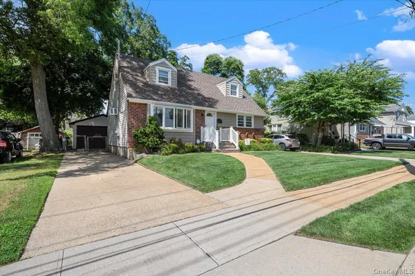 $749,999 | 2565 Natta Boulevard, Bellmore, NY 11710