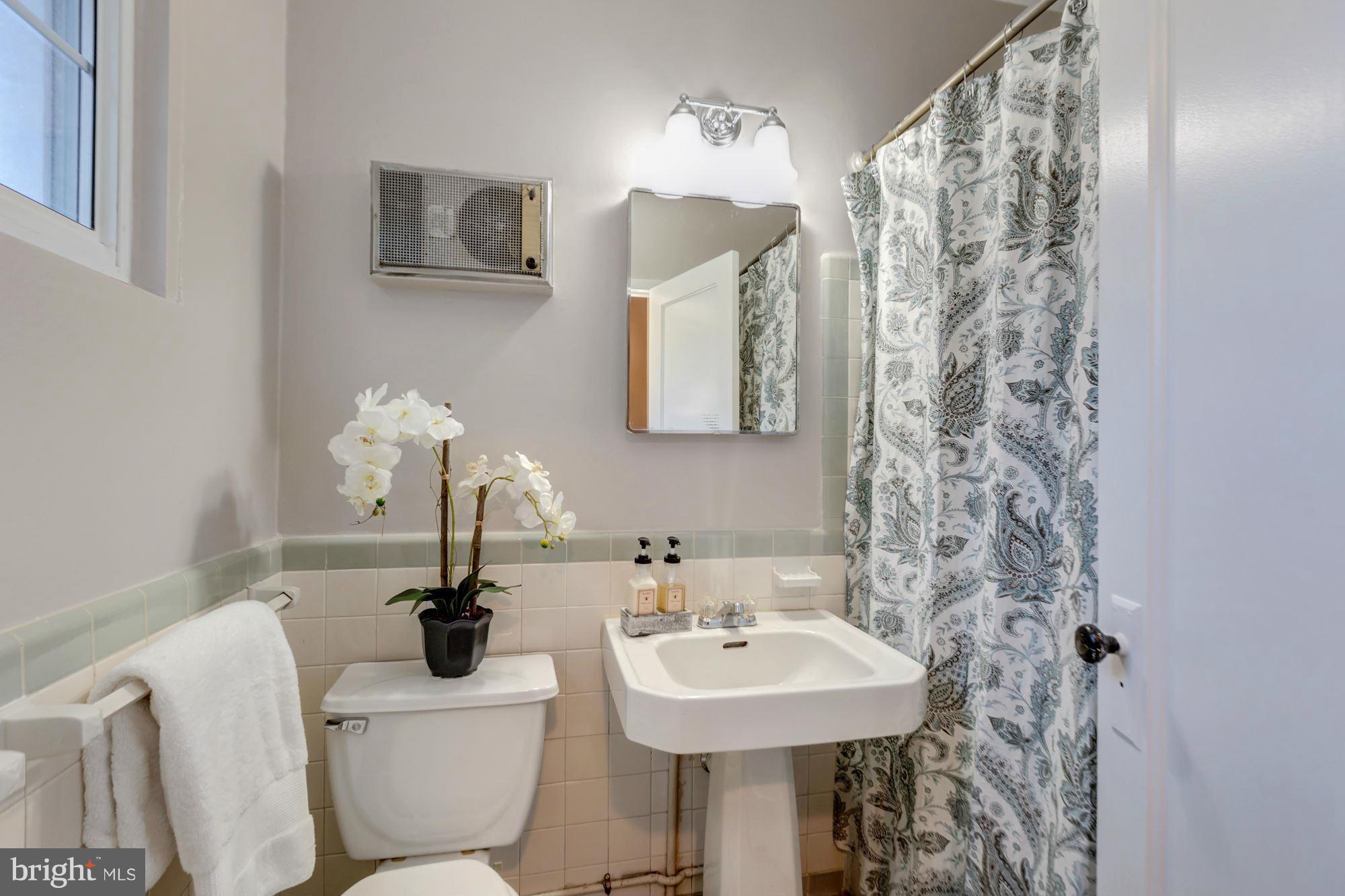3440 Gunston Road Alexandria, VA 22302 - Photo 17 of 25 Bath