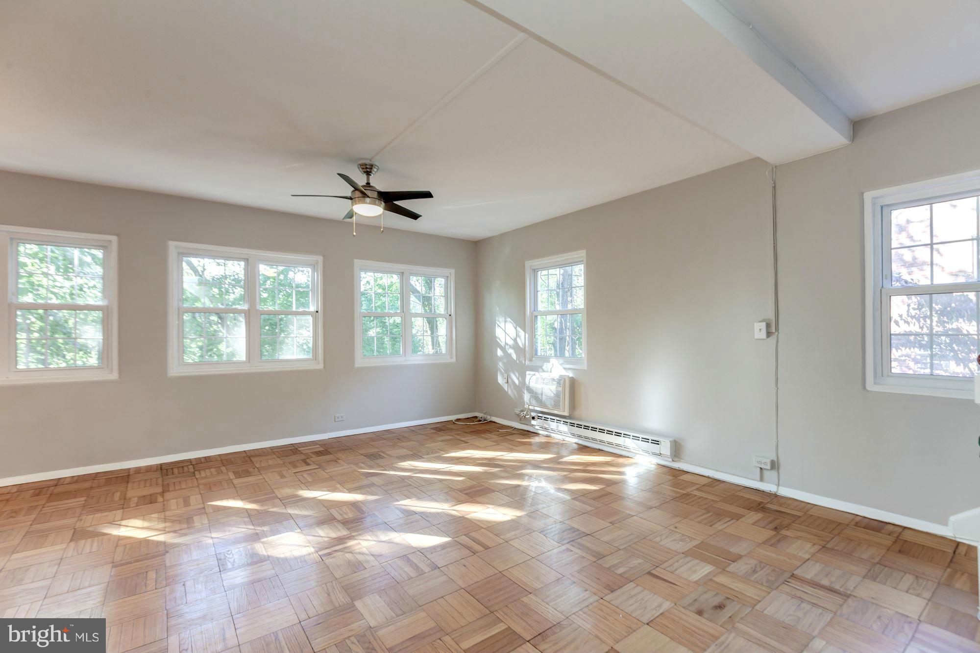 3440 Gunston Road Alexandria, VA 22302 - Photo 6 of 25 Living Room