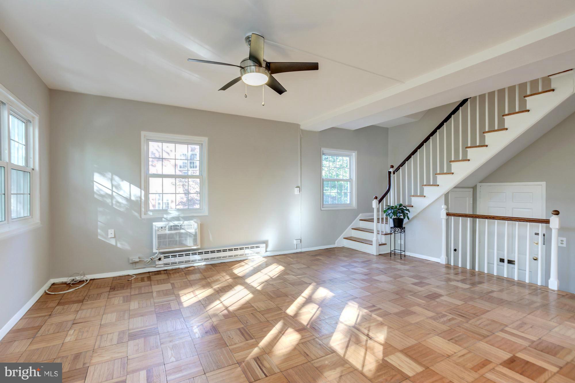 3440 Gunston Road Alexandria, VA 22302 - Photo 7 of 25 Living Room