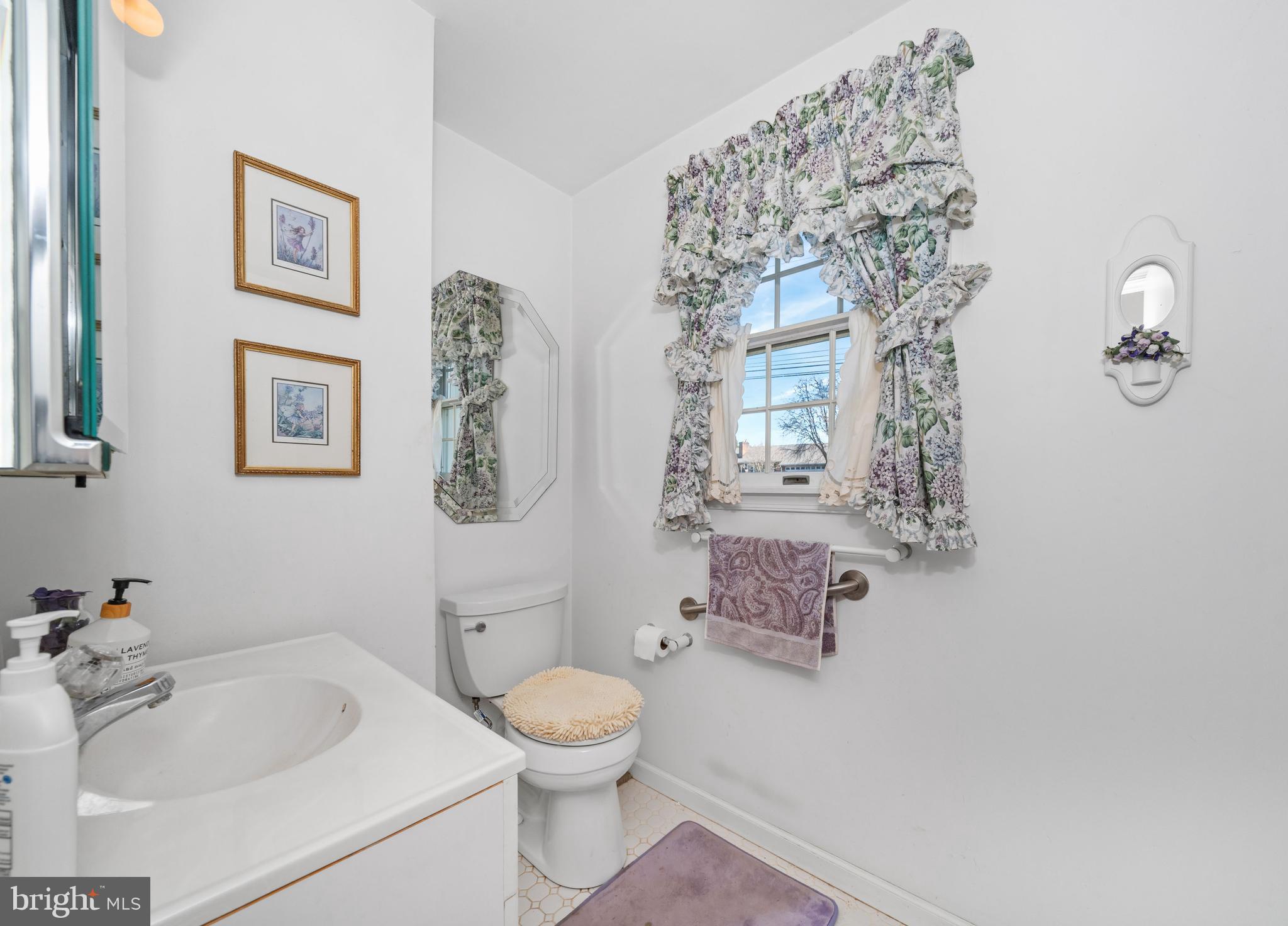 1005 Nottingham Road Newark, DE 19711 - Photo 25 of 47 a bathroom with a toilet sink and mirror