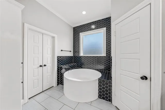 $1,000,000 | 404 Wycliff Drive, China Spring, TX 76633