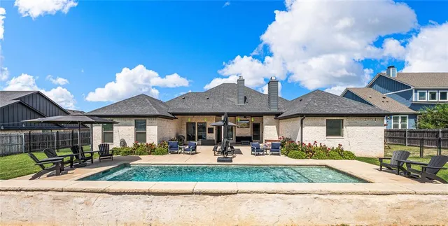 $1,000,000 | 404 Wycliff Drive, China Spring, TX 76633