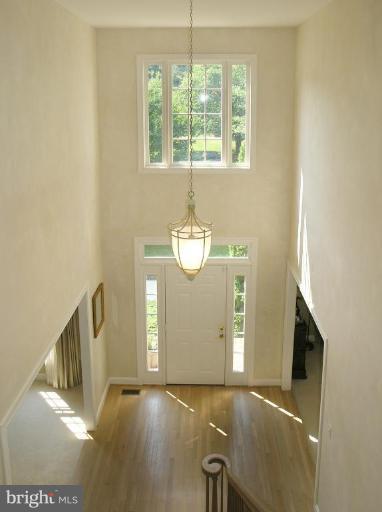 11316 Woodbrook Lane Reston, VA 20194 - Photo 4 of 30 Entrance / Foyer