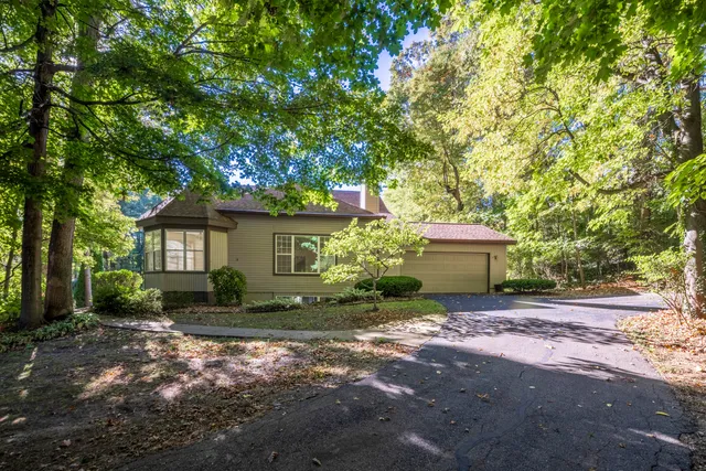 $399,000 | 3004 White Oaks Lane, Buchanan, MI 49107