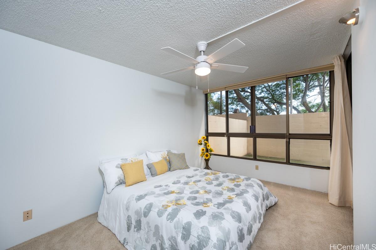 3138 Waialae Avenue, Unit 136 Honolulu, HI 96816 - Photo 6 of 18 a bedroom with a large bed and a large window