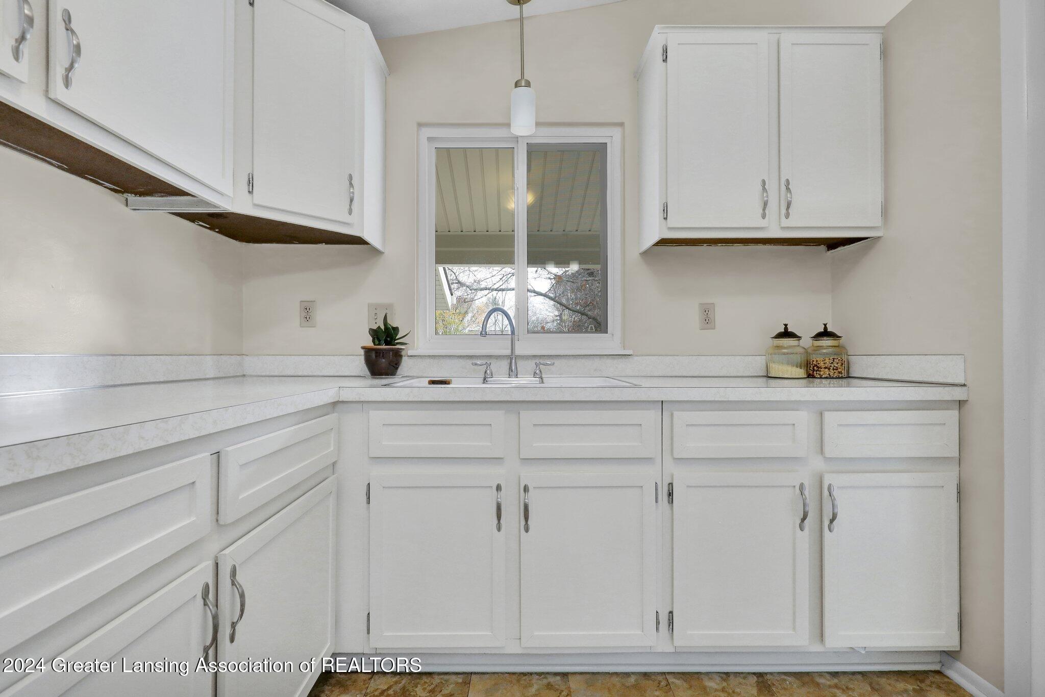 3044 Scarborough Road Lansing, MI 48910 - Photo 12 of 28 11-web-or-mls-Open Ended Media-11