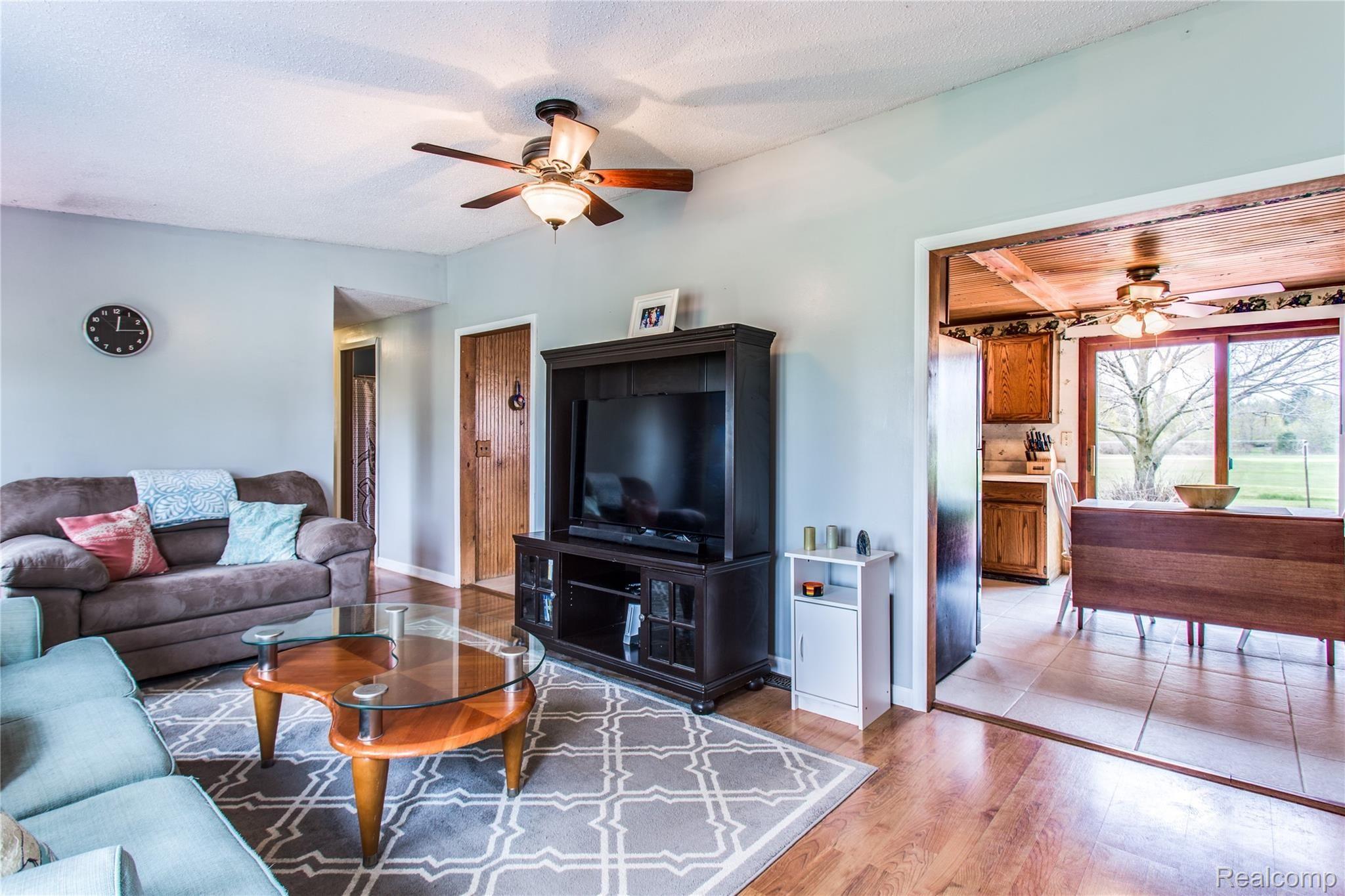 7384 Dian Road Lexington, MI 48450 - Photo 13 of 24 Bright living room(2).jpg