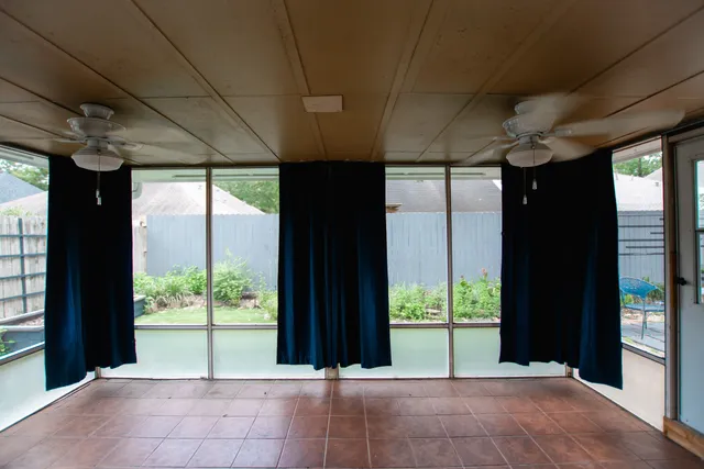 a view of empty room with window