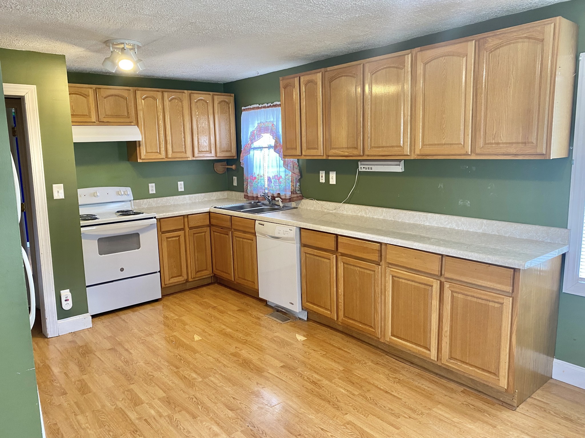 271 Hunt Street Manchester, TN 37355 - Photo 9 of 21 a kitchen with cabinets a sink and dishwasher