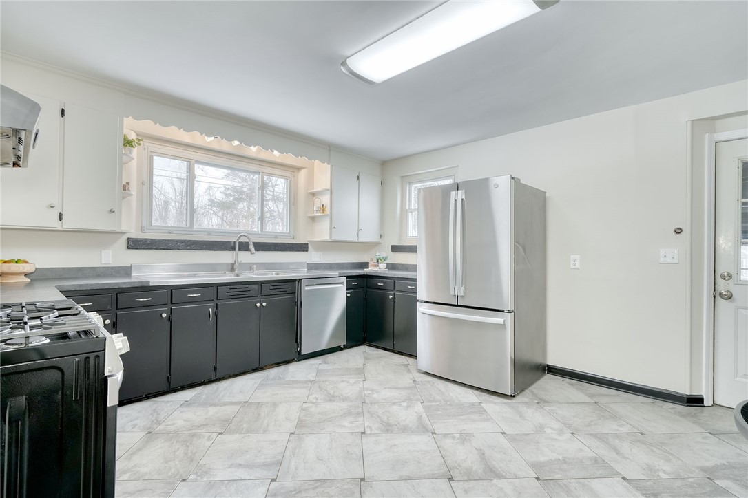 528 Whiting Road Webster, NY 14580 - Photo 14 of 50 EAT-IN KITCHEN * STAINLESS APPLIANCES * TILE FLOOR