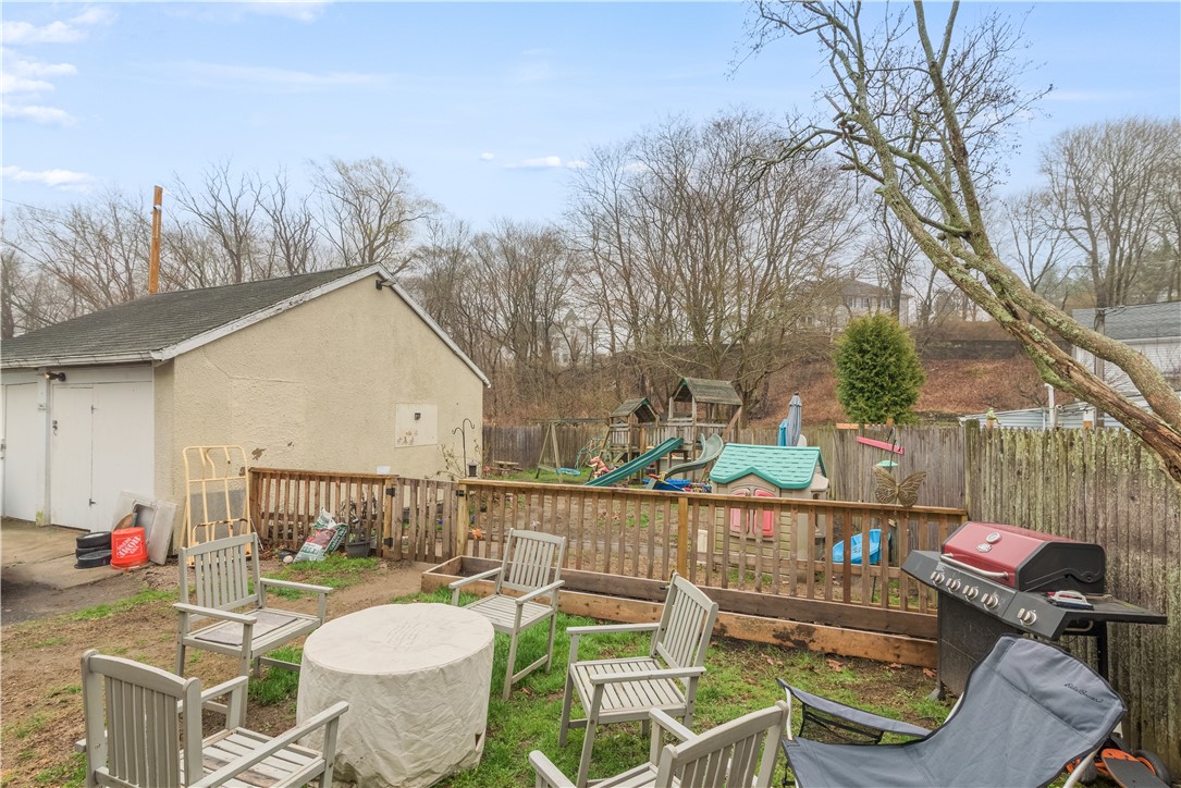 84 Pierce Street Westerly, RI 02891 - Photo 4 of 33