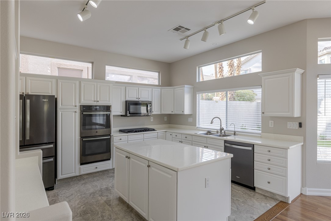 2084 Eaglepath Circle Henderson, NV 89074 - Photo 20 of 72