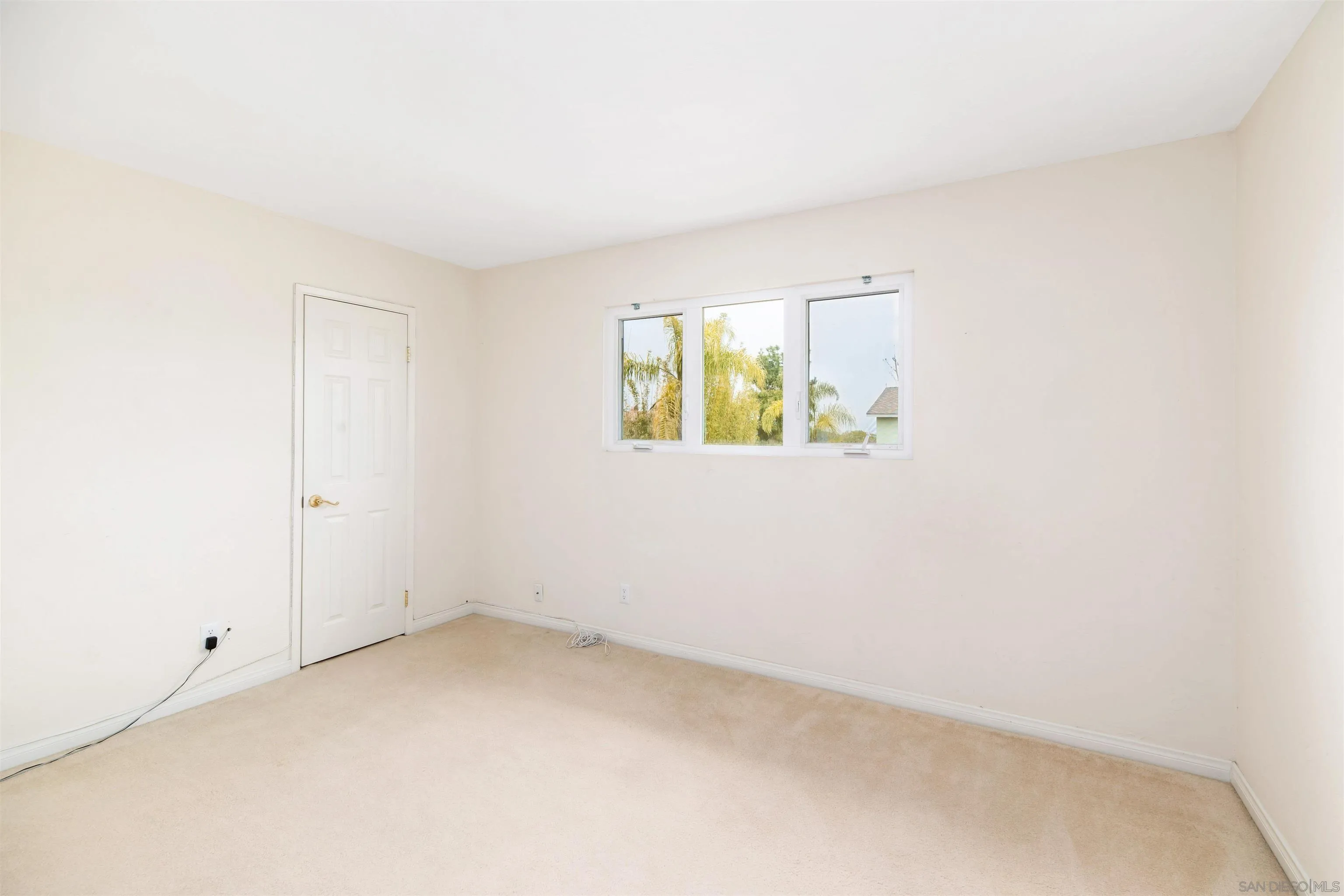 13766 Durango Drive Del Mar, CA 92014 - Photo 29 of 30 an empty room with a window