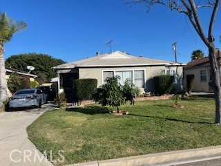 a view of a yard in front of a house
