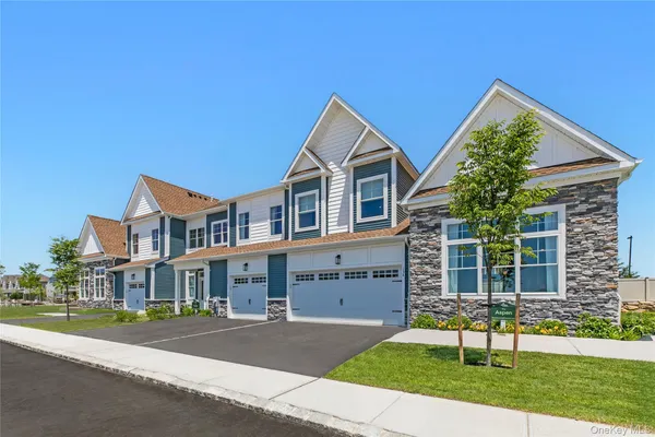 $965,000 | 3 Juniper Lane, Unit 94, Yaphank, NY 11980