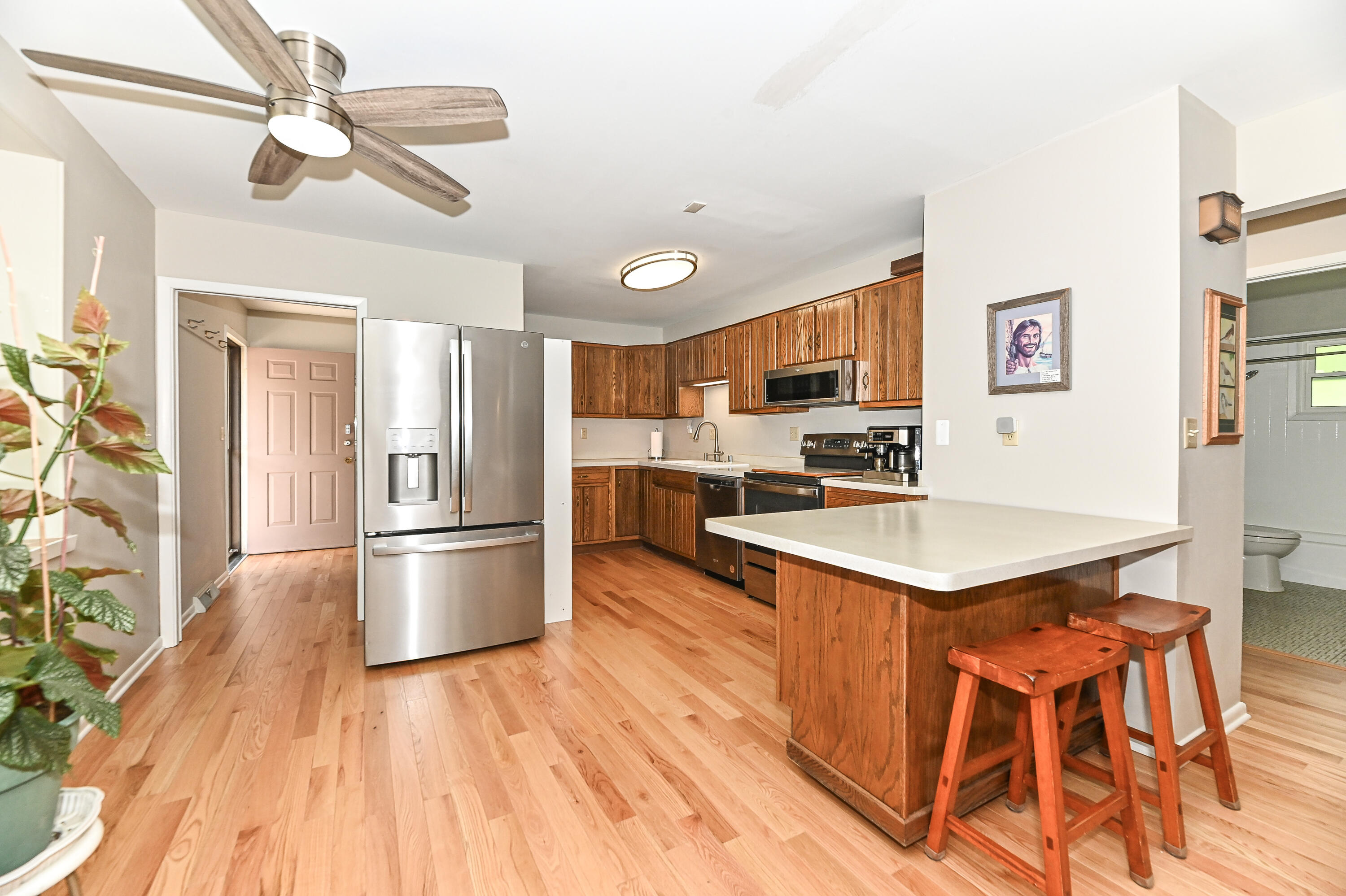 4265 South 68th Street Greenfield, WI 53220 - Photo 10 of 38 S 68th-23