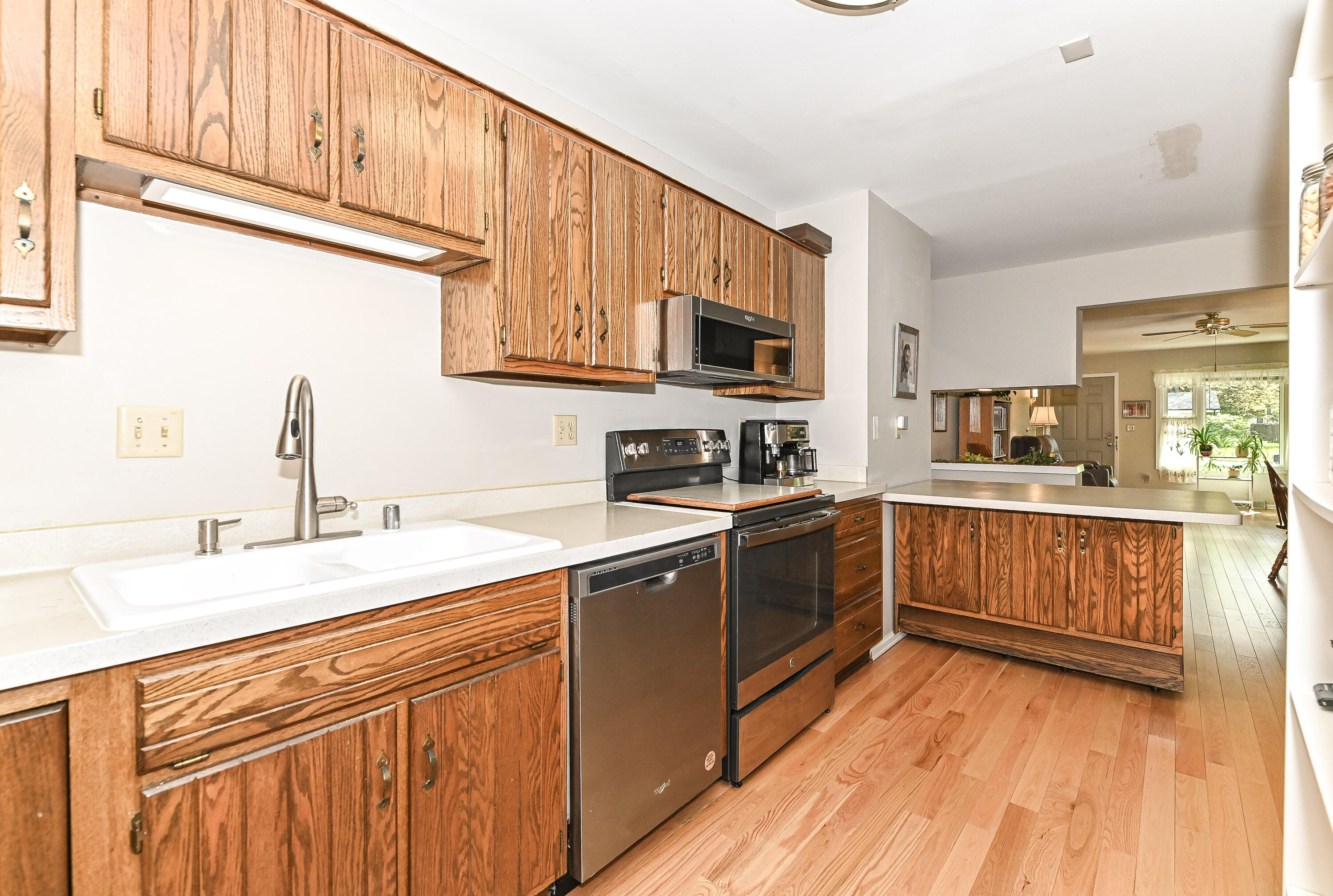 4265 South 68th Street Greenfield, WI 53220 - Photo 13 of 38 S 68th-26