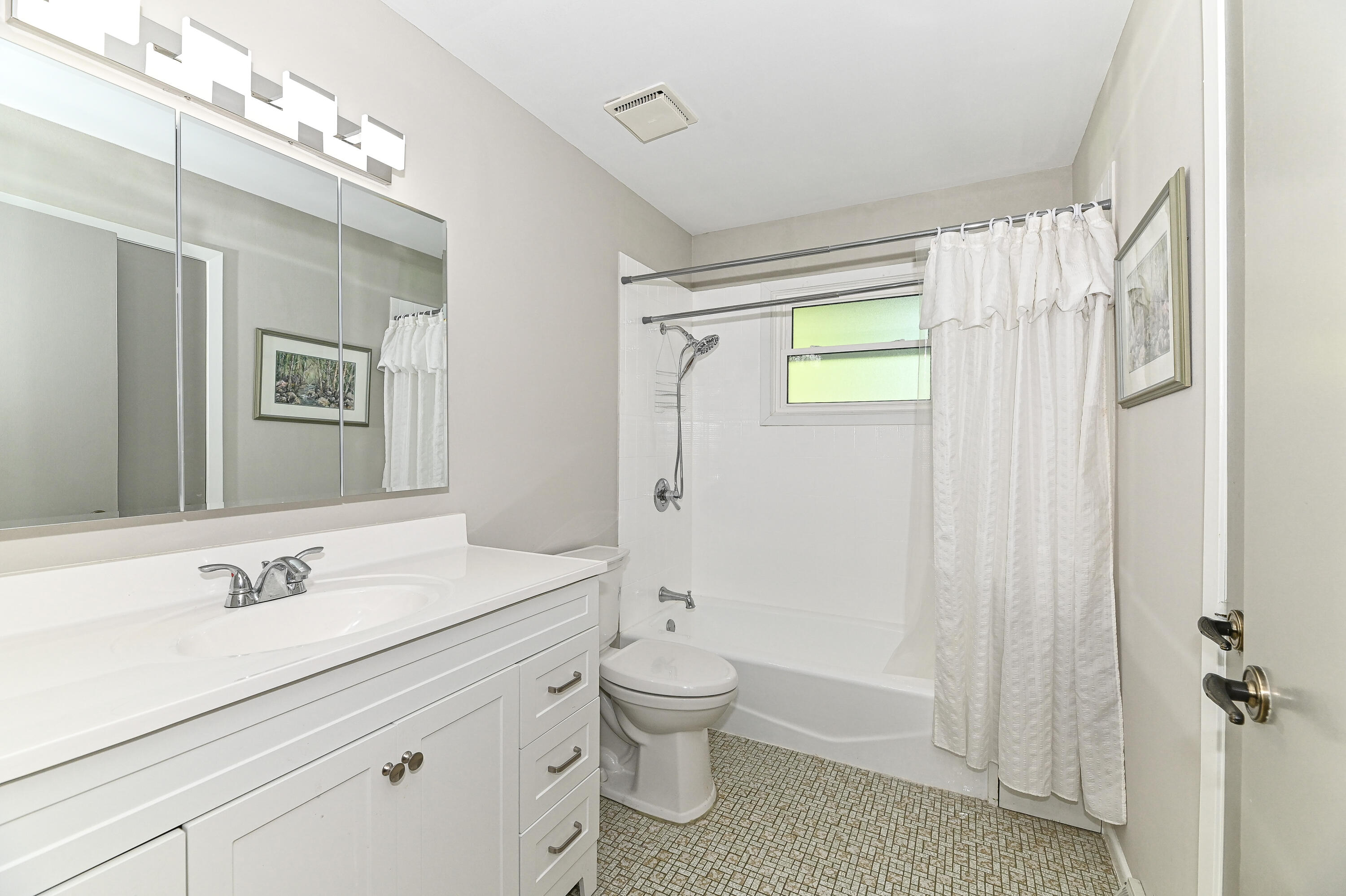 4265 South 68th Street Greenfield, WI 53220 - Photo 15 of 38 S 68th-32