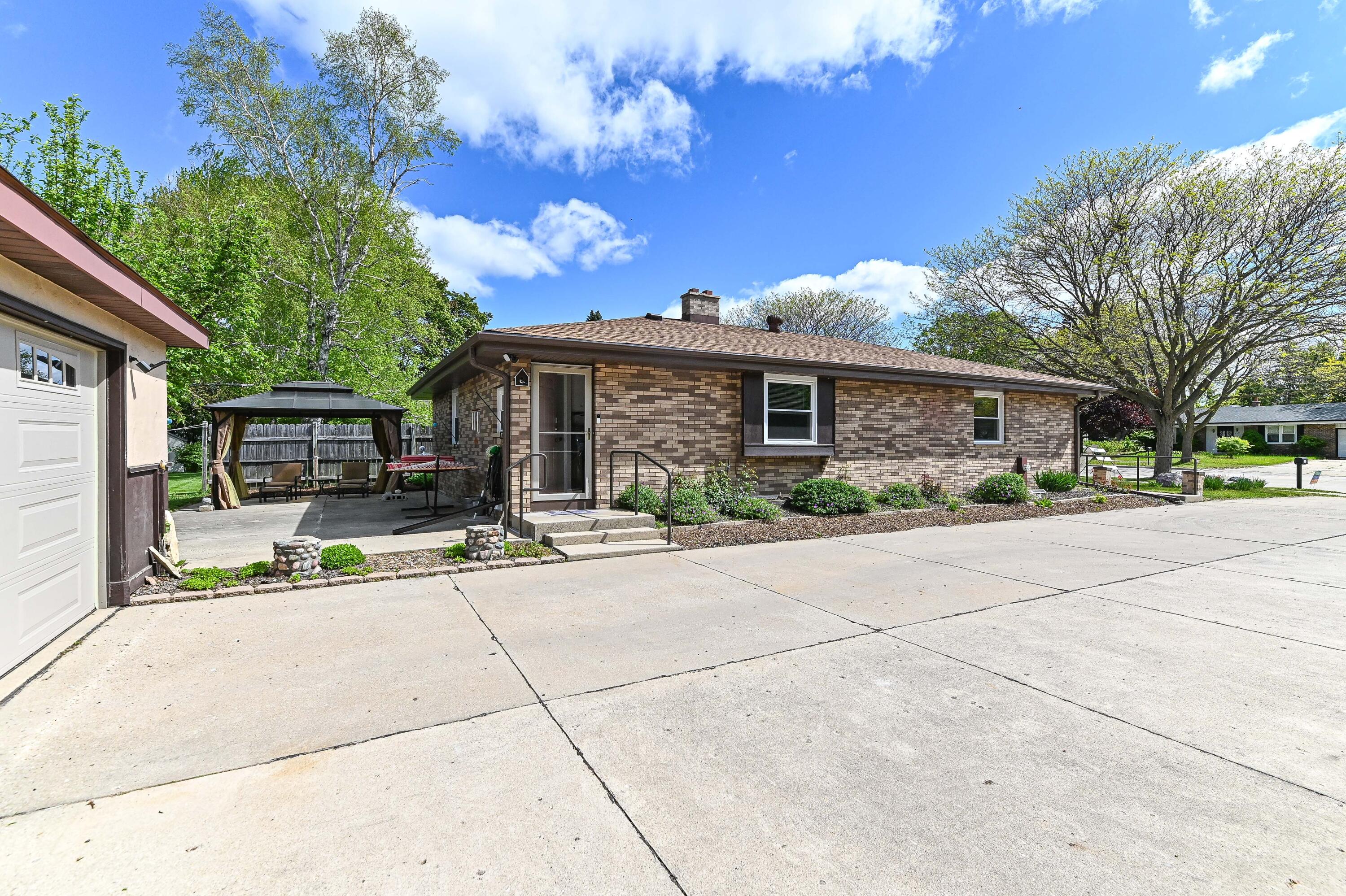 4265 South 68th Street Greenfield, WI 53220 - Photo 5 of 38 S 68th-45