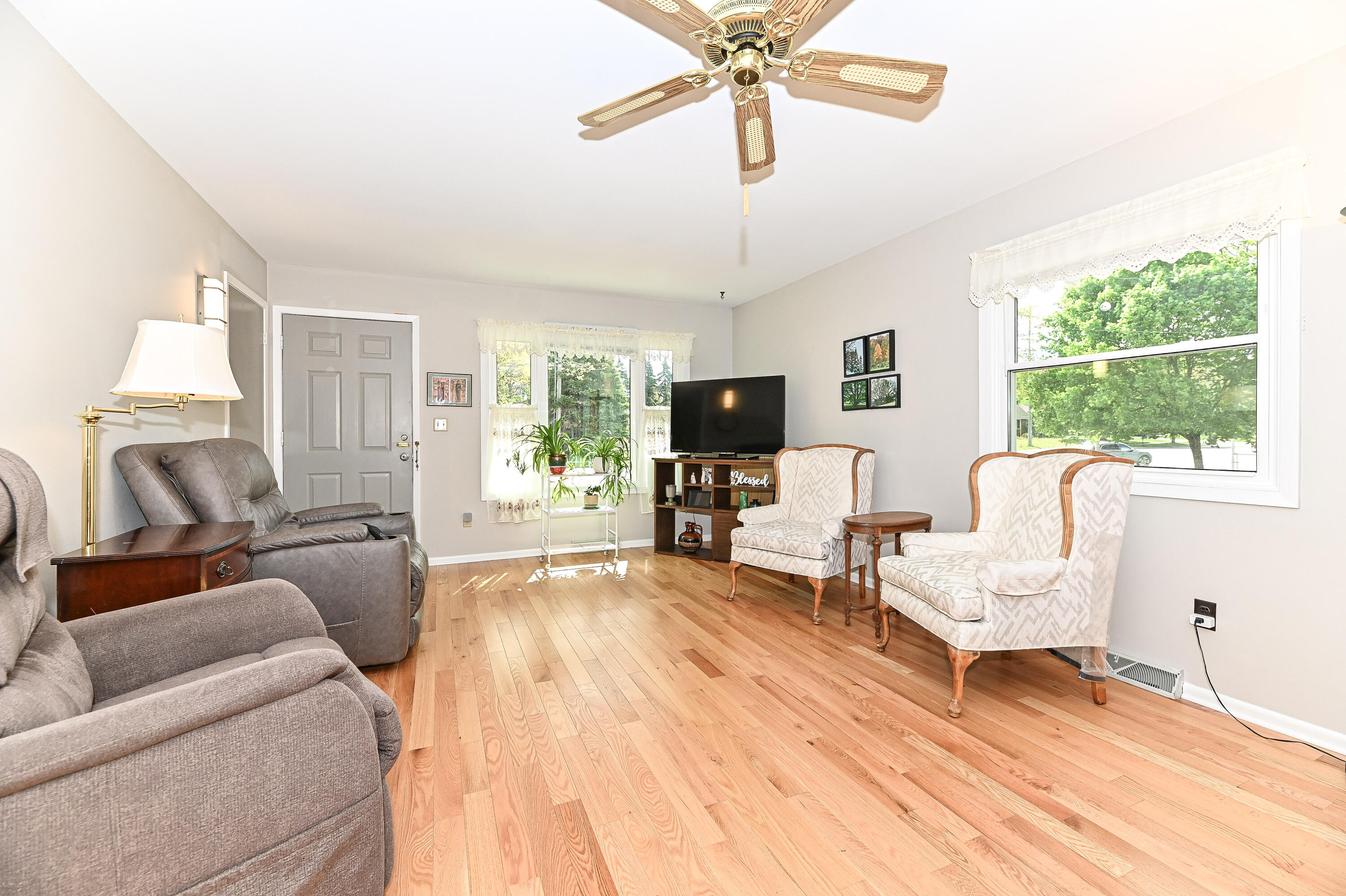 4265 South 68th Street Greenfield, WI 53220 - Photo 6 of 38 S 68th-16