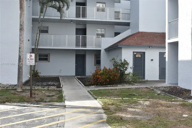 $1,990 | 9450 Live Oak Place, Unit 303, Davie, FL 33324