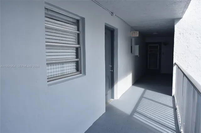 $1,990 | 9450 Live Oak Place, Unit 303, Davie, FL 33324