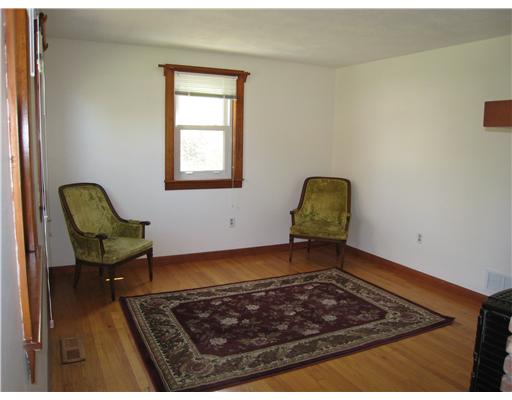38 Fales Road Bristol, RI 02809 - Photo 3 of 8 Living Room.