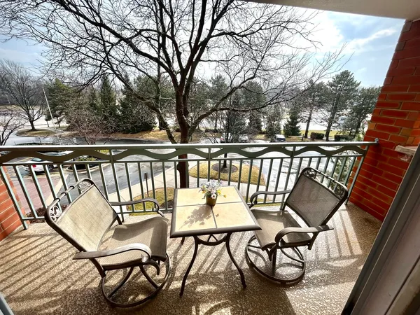 $369,900 | 710 Creekside Drive, Unit 310, Mount Prospect, IL 60056