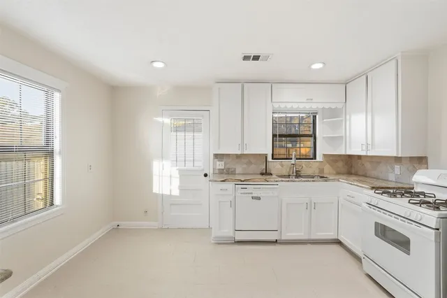 $1,695 | 3521 Burgundy Lane, Houston, TX 77023