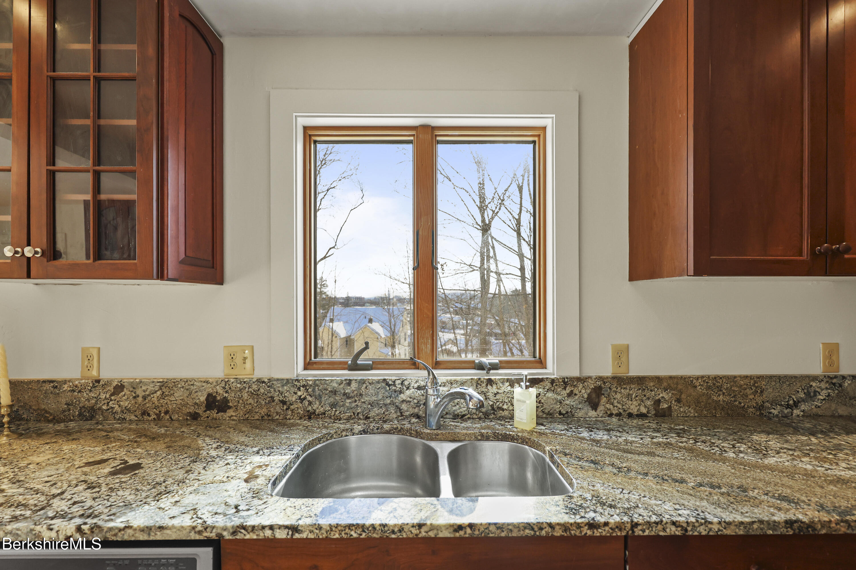 71 Weller Avenue Pittsfield, MA 01201 - Photo 15 of 42 Kitchen