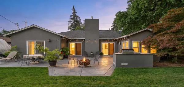 a view of a house with backyard and garden