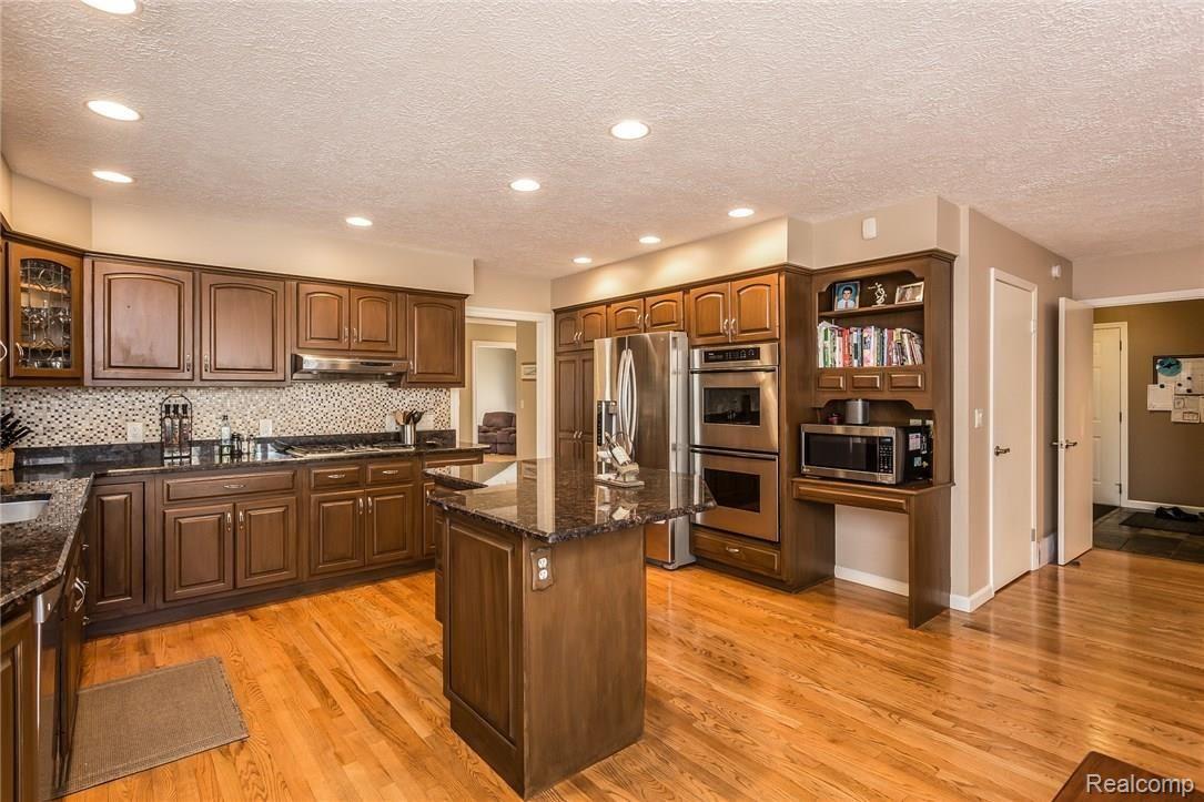 865 Box Canyon Court Rochester, MI 48309 - Photo 9 of 51 009-Kitchen-3748153-medium.jpg