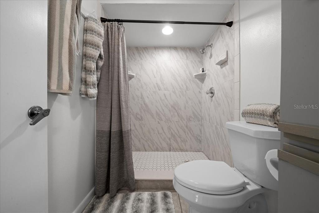 2925 North Rivers Edge Boulevard, Unit 2925 Crystal River, FL 34429 - Photo 5 of 79 a bathroom with a toilet and a shower