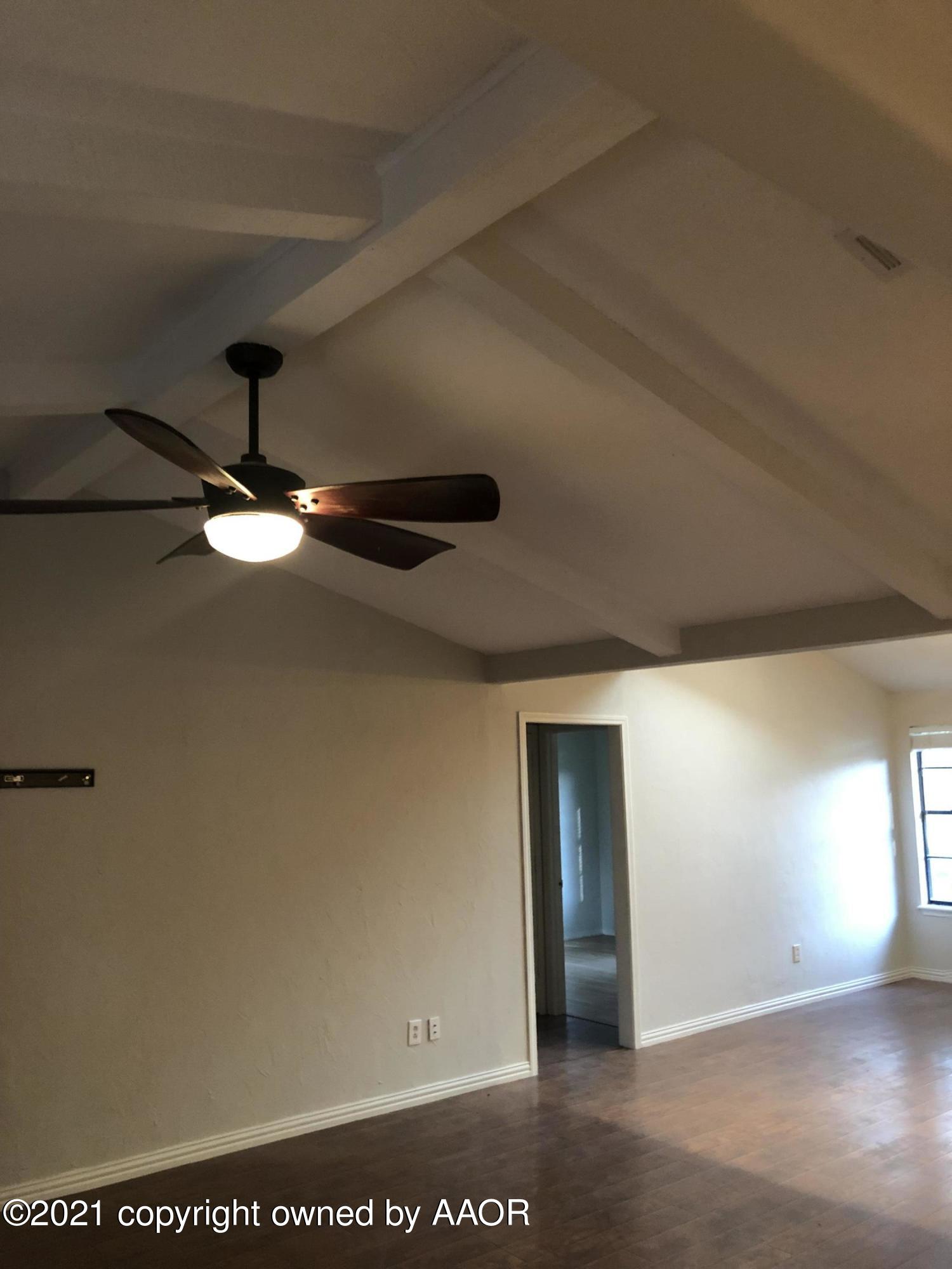 6307 Rutgers Street Amarillo, TX 79109 - Photo 15 of 27 Vaulted Living Room