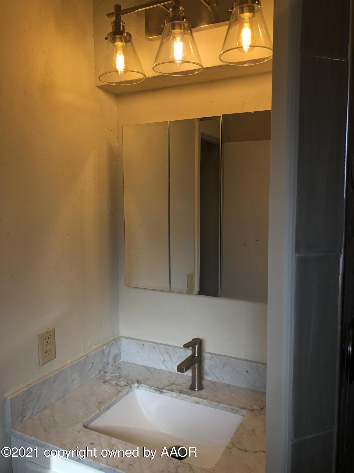 6307 Rutgers Street Amarillo, TX 79109 - Photo 19 of 27 Bathroom