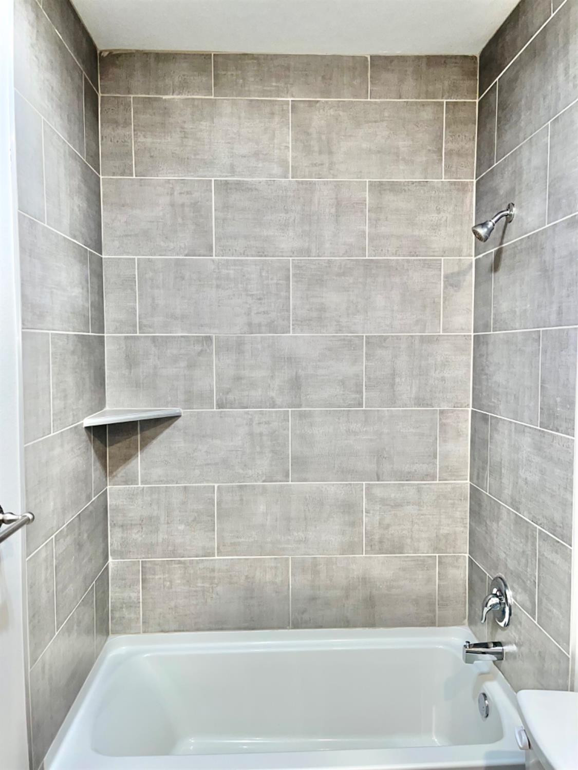 7729 96th Street Lubbock, TX 79424 - Photo 27 of 35 a bathroom with a bathtub