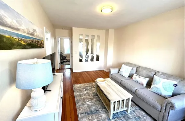 $3,300 | 191 Coggeshall Avenue, Unit 4, Newport, RI 02840