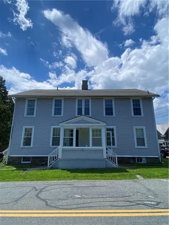 $3,300 | 191 Coggeshall Avenue, Unit 4, Newport, RI 02840