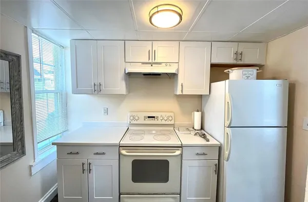 $3,300 | 191 Coggeshall Avenue, Unit 4, Newport, RI 02840