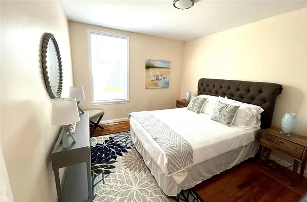 $3,300 | 191 Coggeshall Avenue, Unit 4, Newport, RI 02840
