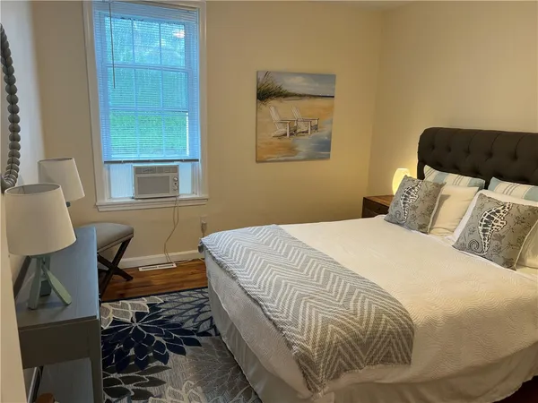 $3,300 | 191 Coggeshall Avenue, Unit 4, Newport, RI 02840