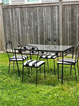 $3,300 | 191 Coggeshall Avenue, Unit 4, Newport, RI 02840