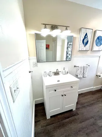 $3,300 | 191 Coggeshall Avenue, Unit 4, Newport, RI 02840