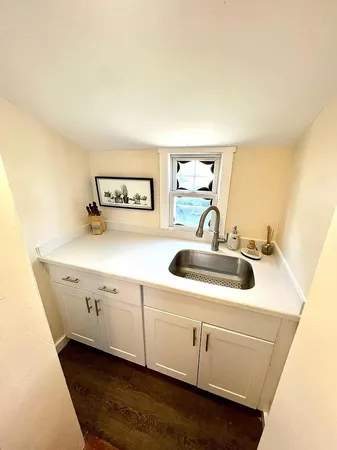 $3,300 | 191 Coggeshall Avenue, Unit 4, Newport, RI 02840